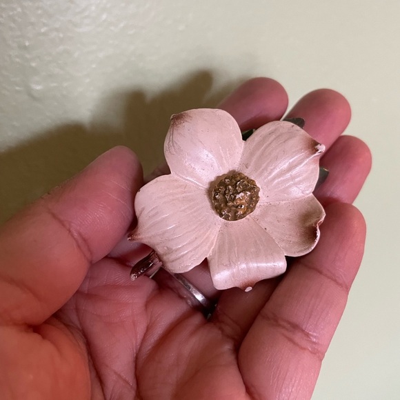Elegant White Floral Brooch - Picture 2 of 7
